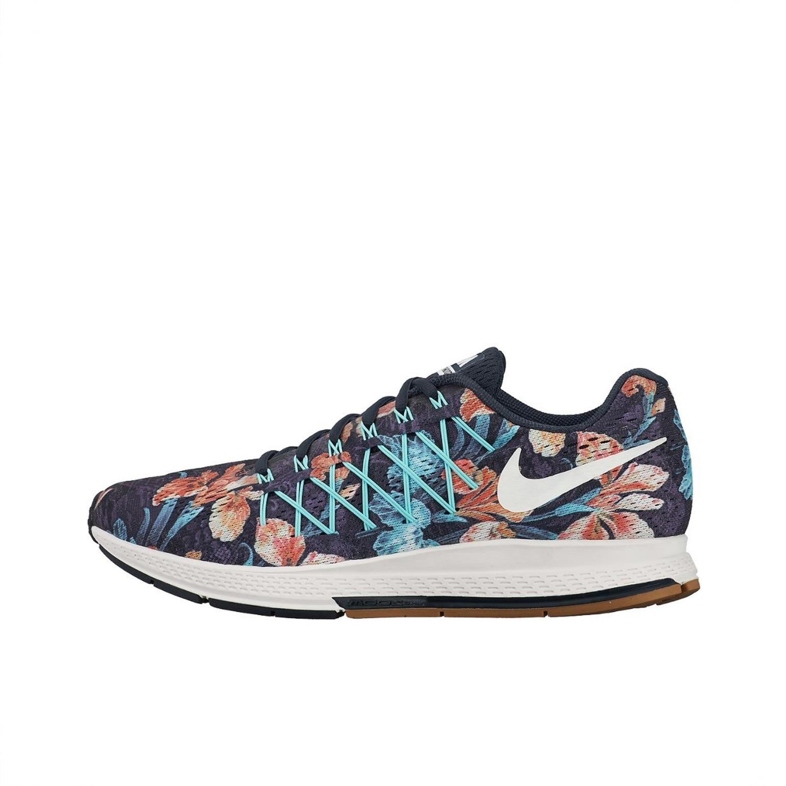 商品配色：Dark Obsidian/Summit White/Gum Light Brown 花卉
