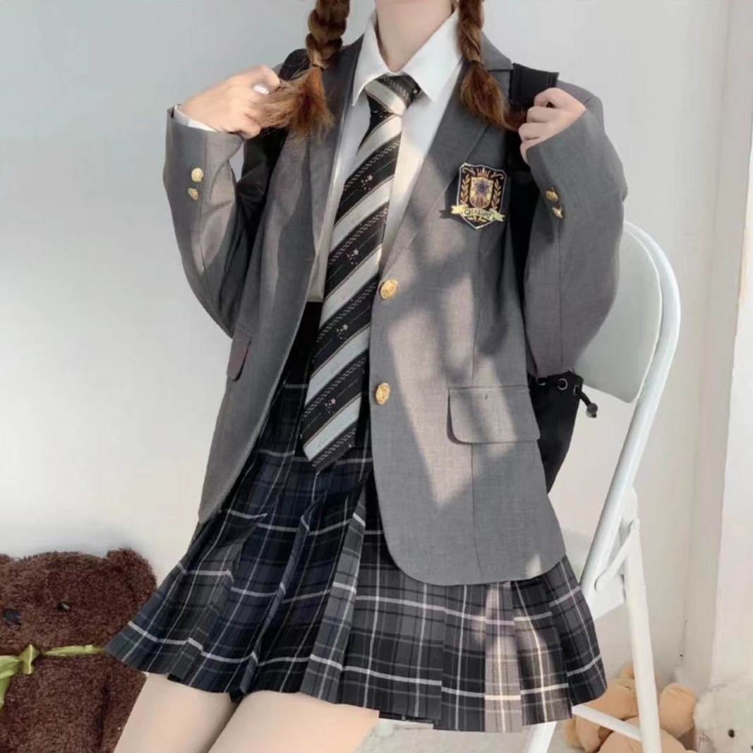 商品配色： 两粒扣灰色西装+烟灰格裙+长袖衬衫+领带+袜子+裙夹