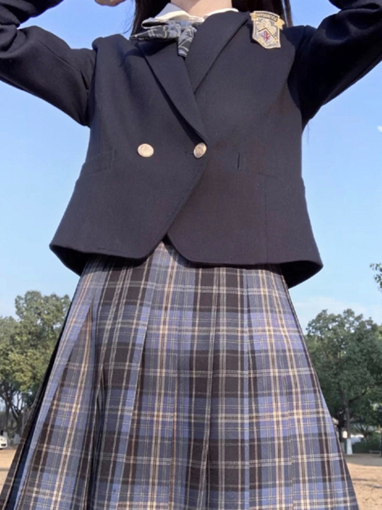 商品配色： 一粒扣藏青西装+龙岛海裙+长袖衬衫+领结+袜子+裙夹